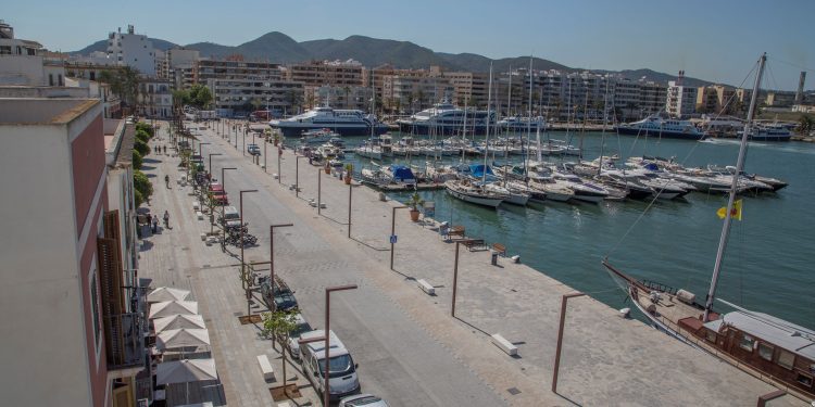 Coches aparcados en el frontal marítimo de La Marina de Ibiza. APB