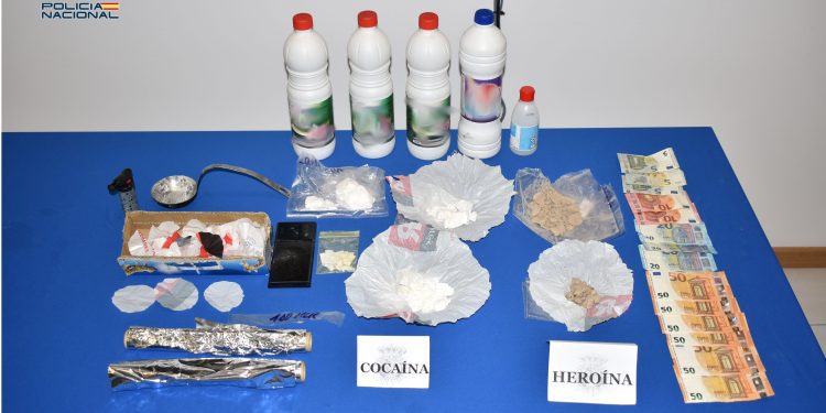 Droga, dinero y materiales intervenidos durante la operación. Foto Policía Nacional de Ibiza