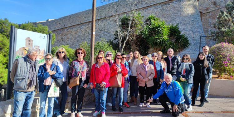 Foto de grupo de las personas asistentes a la excursión por Dalt Vila.