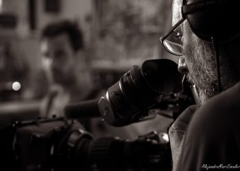 El cineasta Fernando Monge, durante uno de sus trabajos. Foto: Alejandro Marí Escalera