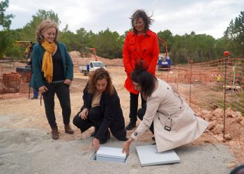 Francina Armengol en noviembre de 2022 colocando la primera piedra junto a la presidenta del Consell y la entonces consellera.