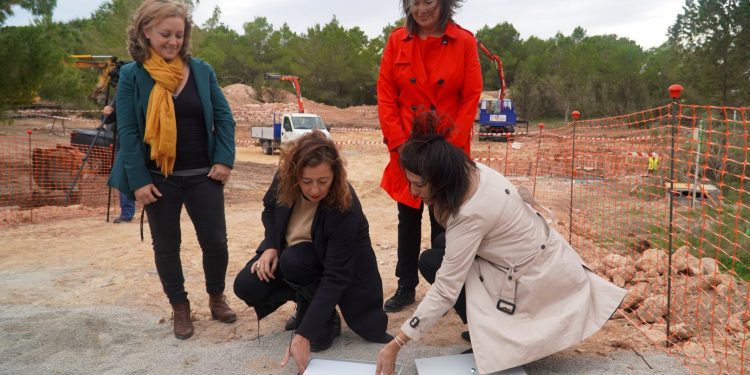 Francina Armengol en noviembre de 2022 colocando la primera piedra junto a la presidenta del Consell y la entonces consellera.