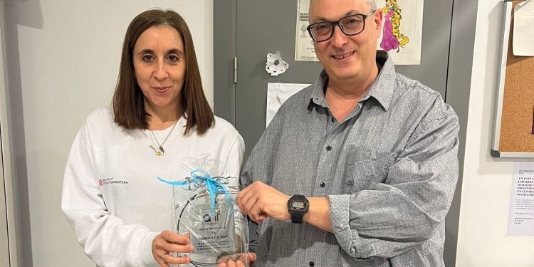 Entrega del galardón. Foto: Asperger Ibiza y Formentera