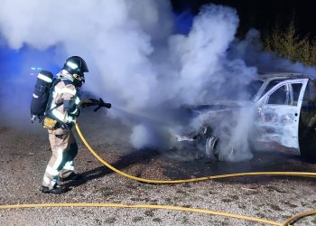 Incendio de un coche en el aparcamiento de un restaurante de Santa Eulària. Fotos Bombers d'Eivissa