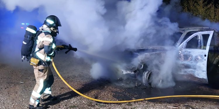 Incendio de un coche en el aparcamiento de un restaurante de Santa Eulària. Fotos Bombers d'Eivissa