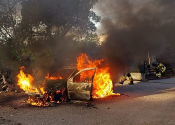 Vehículo envuelto en llamas. Fotos Bombers d'Eivissa