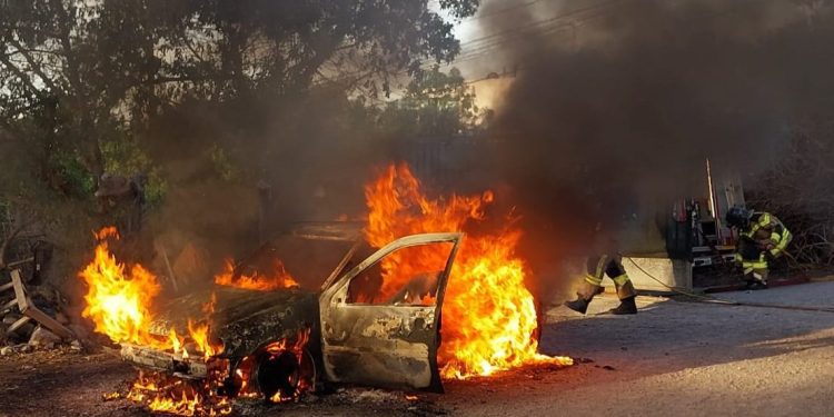 Vehículo envuelto en llamas. Fotos Bombers d'Eivissa