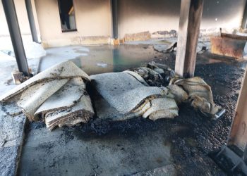 A consecuencia de las llamas se han calcinado diferentes enseres y muebles que estaban en la zona en obras del hotel Fenicia de Santa Eulària. Imagen Bomberos de Ibiza