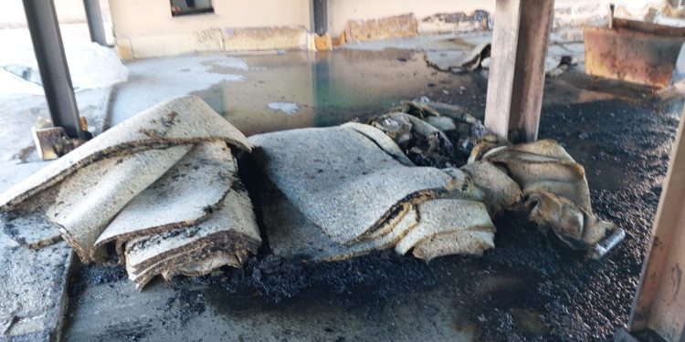 A consecuencia de las llamas se han calcinado diferentes enseres y muebles que estaban en la zona en obras del hotel Fenicia de Santa Eulària. Imagen Bomberos de Ibiza