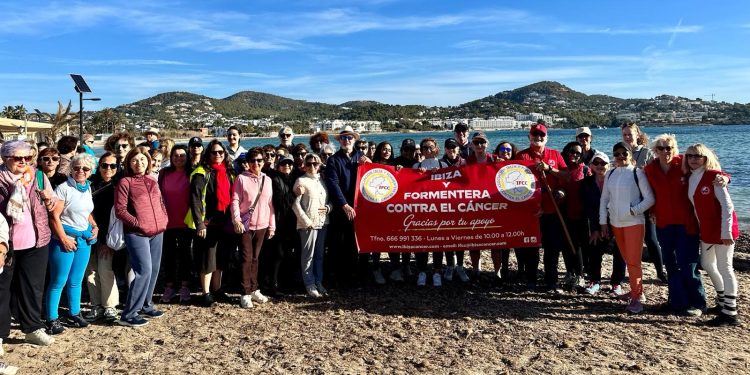 Participantes en una caminata de IFCC.