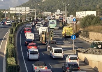 Imagen del colapso circulatorio facilitada por el PSOE de Ibiza.