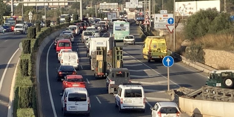 Imagen del colapso circulatorio facilitada por el PSOE de Ibiza.