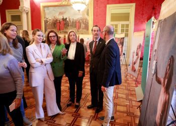 La presidenta Prohens esta mañana en la inauguración de la exposición «Los autocuidados de la fibrosis quística. La historia interminable que puede cambiar». A su lado, de corbata, Le Senne.