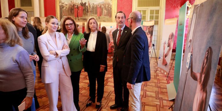 La presidenta Prohens esta mañana en la inauguración de la exposición «Los autocuidados de la fibrosis quística. La historia interminable que puede cambiar». A su lado, de corbata, Le Senne.