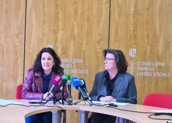 Cati Salom y Catalina Cirer, durante la presentación de la memoria del IBDona. Foto: Govern balear