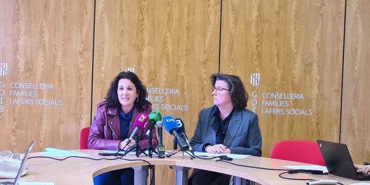 Cati Salom y Catalina Cirer, durante la presentación de la memoria del IBDona. Foto: Govern balear