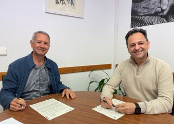 Francesc Ribas i Llorenç Córdoba, durant la signatura del conveni. Foto: Consell Insular de Formentera