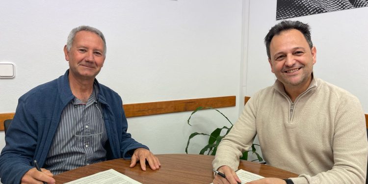 Francesc Ribas i Llorenç Córdoba, durant la signatura del conveni. Foto: Consell Insular de Formentera