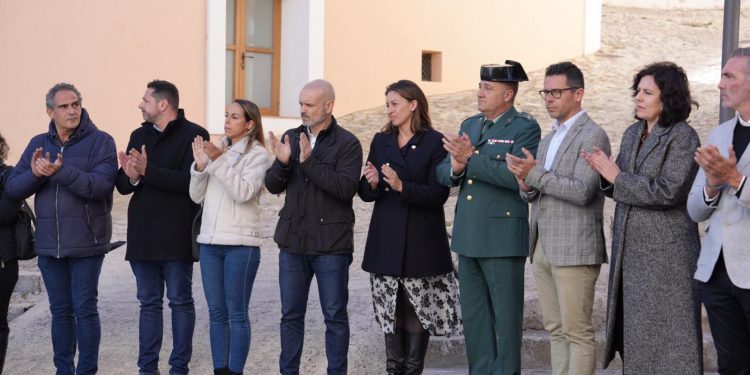 Aplauso final tras el minuto de silencio en el Ayuntamiento de Ibiza.