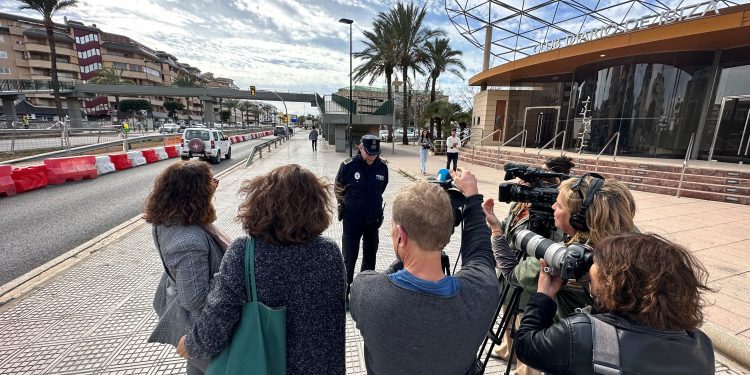 Antonio Cardona explica a los medios cómo han sido las circunstancias del accidente. Fotos L. F. A.