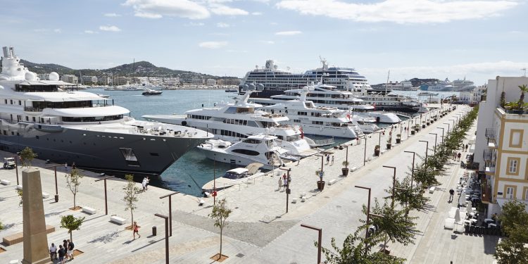 Yates atracados en el puerto de Ibiza en la zona de la concesión de Igy. APB