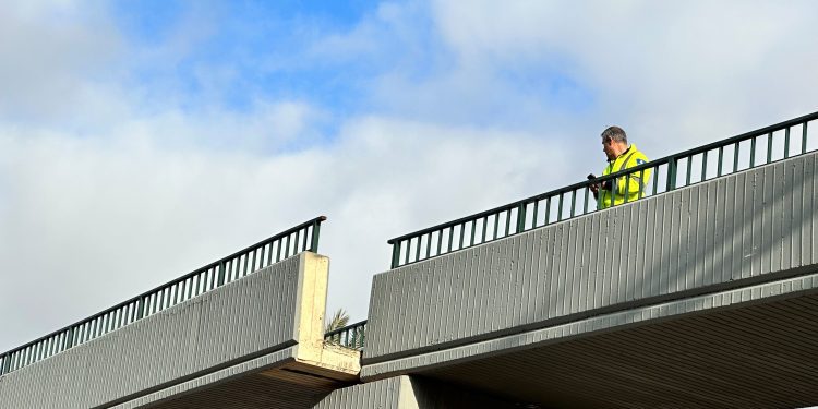 Un operario de Xarxa Viària del Consell de Ibiza revisa el puente. Foto L. F. A