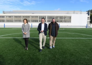 En el centro, el alcalde, Marcos Serra, durante una una visita al nuevo campo de fútbol de Can Coix, el pasado mes de enero.