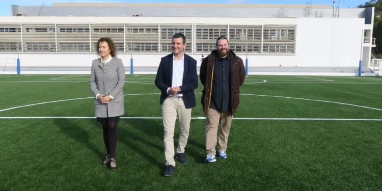 En el centro, el alcalde, Marcos Serra, durante una una visita al nuevo campo de fútbol de Can Coix, el pasado mes de enero.