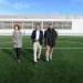 En el centro, el alcalde, Marcos Serra, durante una una visita al nuevo campo de fútbol de Can Coix, el pasado mes de enero.