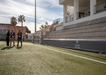 El conseller Salvador Losa en una visita a los campos de fútbol de Ibiza.