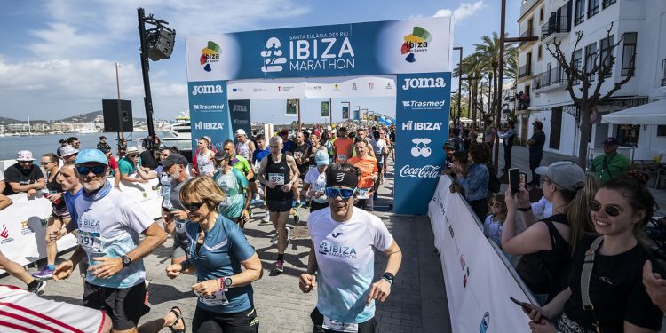 Salida de la prueba de maratón de la edición de 2023. Foto: Santa Eulària Ibiza Marathon