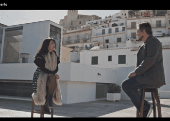 Raquel Lanseros conversa con Ben Clark en el MACE con Dalt Vila y la catedral de fondo. TVE
