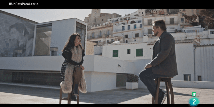 Raquel Lanseros conversa con Ben Clark en el MACE con Dalt Vila y la catedral de fondo. TVE