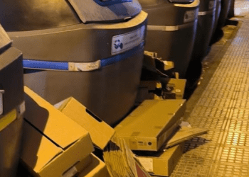 Una montaña de cartón fuera de un contenedor de basura en Ibiza