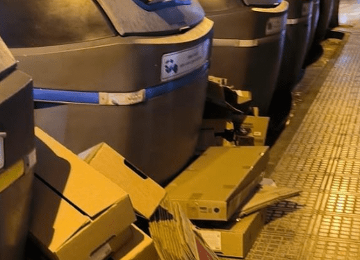 Una montaña de cartón fuera de un contenedor de basura en Ibiza