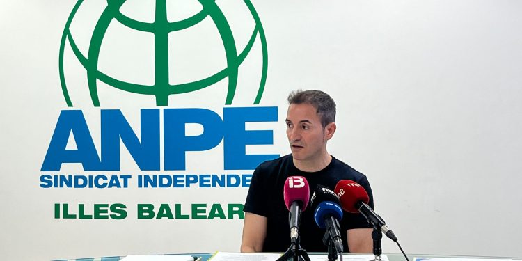 El presidente de ANPE, Víctor Villatoro, en una rueda de prensa.