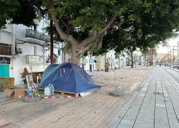 La tienda de campaña ubicada en el barrio de La Marina y en la que vive una persona. Foto Noudiari.
