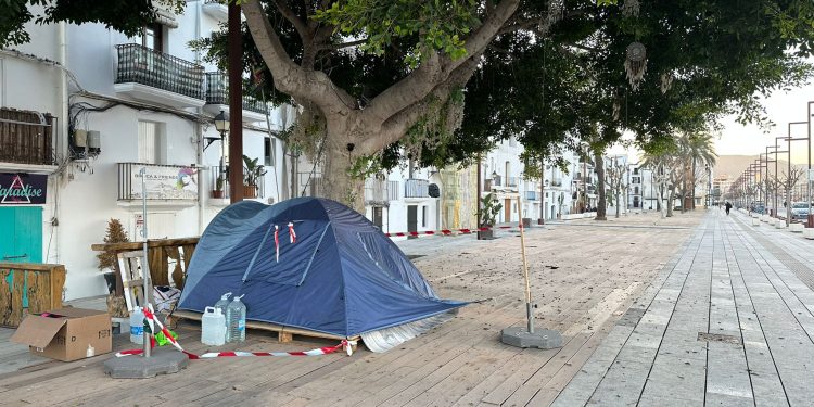 La tienda de campaña ubicada en el barrio de La Marina y en la que vive una persona. Foto Noudiari.