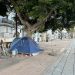 La tienda de campaña ubicada en el barrio de La Marina y en la que vive una persona. Foto Noudiari.