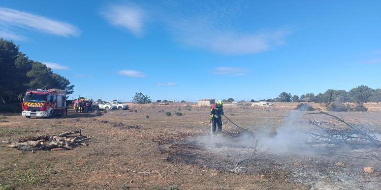Tareas de extinción practicadas ayer por los bomberos de Formentera.