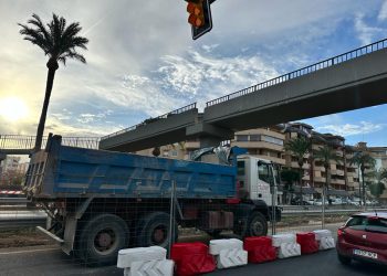 El camión de las obras de Red Eléctrica que ha impactado contra el puente al llevar la cuba de la carga elevada. L. F. A.