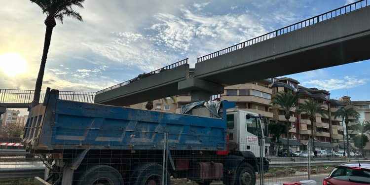 El camión de las obras de Red Eléctrica que ha impactado contra el puente al llevar la cuba de la carga elevada. L. F. A.