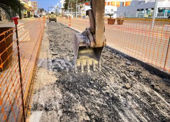 Obras de reparación del pavimento de la calle Murtra de Platja d'en Bossa.
