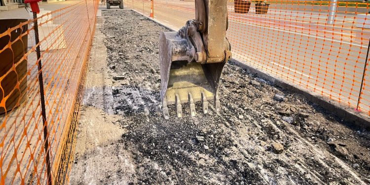 Obras de reparación del pavimento de la calle Murtra de Platja d'en Bossa.