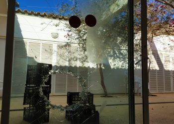 Así ha quedado el cristal del Mercat Pagès tras el asalto. Imagen cedida por RàdioIlla