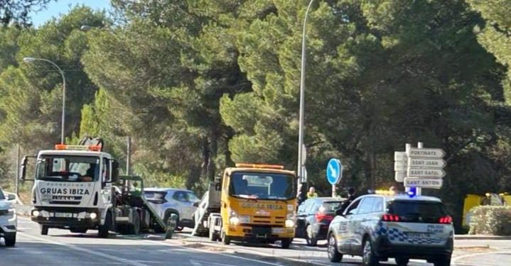 Accidente en el cruce de Los Cazadores de la carretera de Santa Eulària