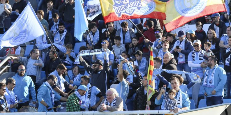 Grada de Can Misses repleta de aficionados de la UD Ibiza. Foto: Paco Natera (Fútbol Pitiuso)