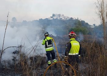 Los bomberos apagan el incendio agrícola en la zona de Can Guasch. Fotos: Bombers d'Eivissa