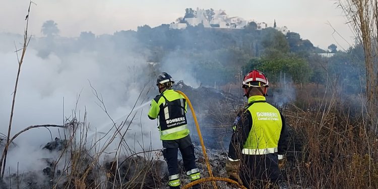 Los bomberos apagan el incendio agrícola en la zona de Can Guasch. Fotos: Bombers d'Eivissa