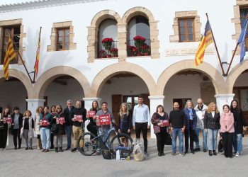 Los ganadores de la campaña tras recibir los premios. Foto: Ayuntamiento de Sant Eulària